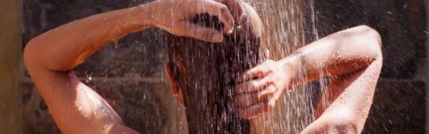 Bannière Article Se laver les cheveux sous la douche